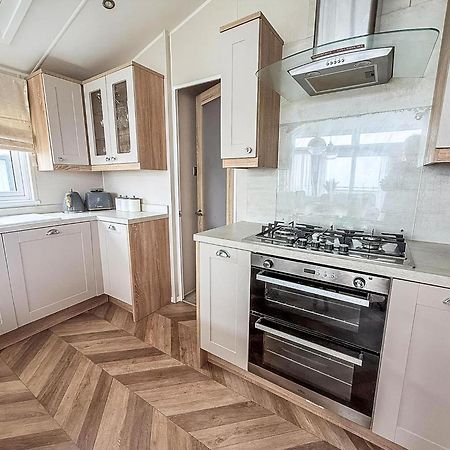 Beautiful Lodge With Full Sea Views At Broadland Sands In Suffolk Ref 20235Bs Hopton on Sea Eksteriør billede