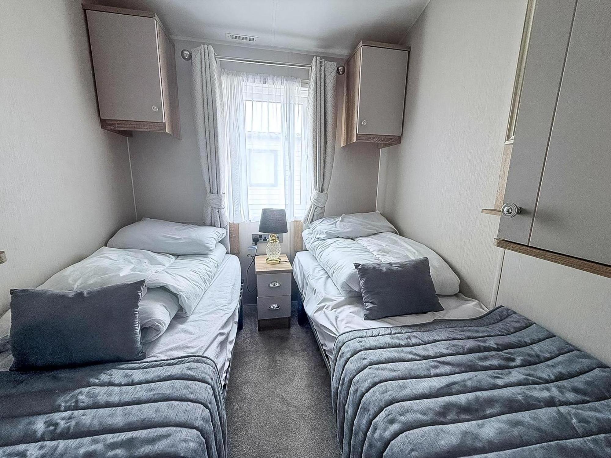 Beautiful Lodge With Full Sea Views At Broadland Sands In Suffolk Ref 20235Bs Hopton on Sea Eksteriør billede