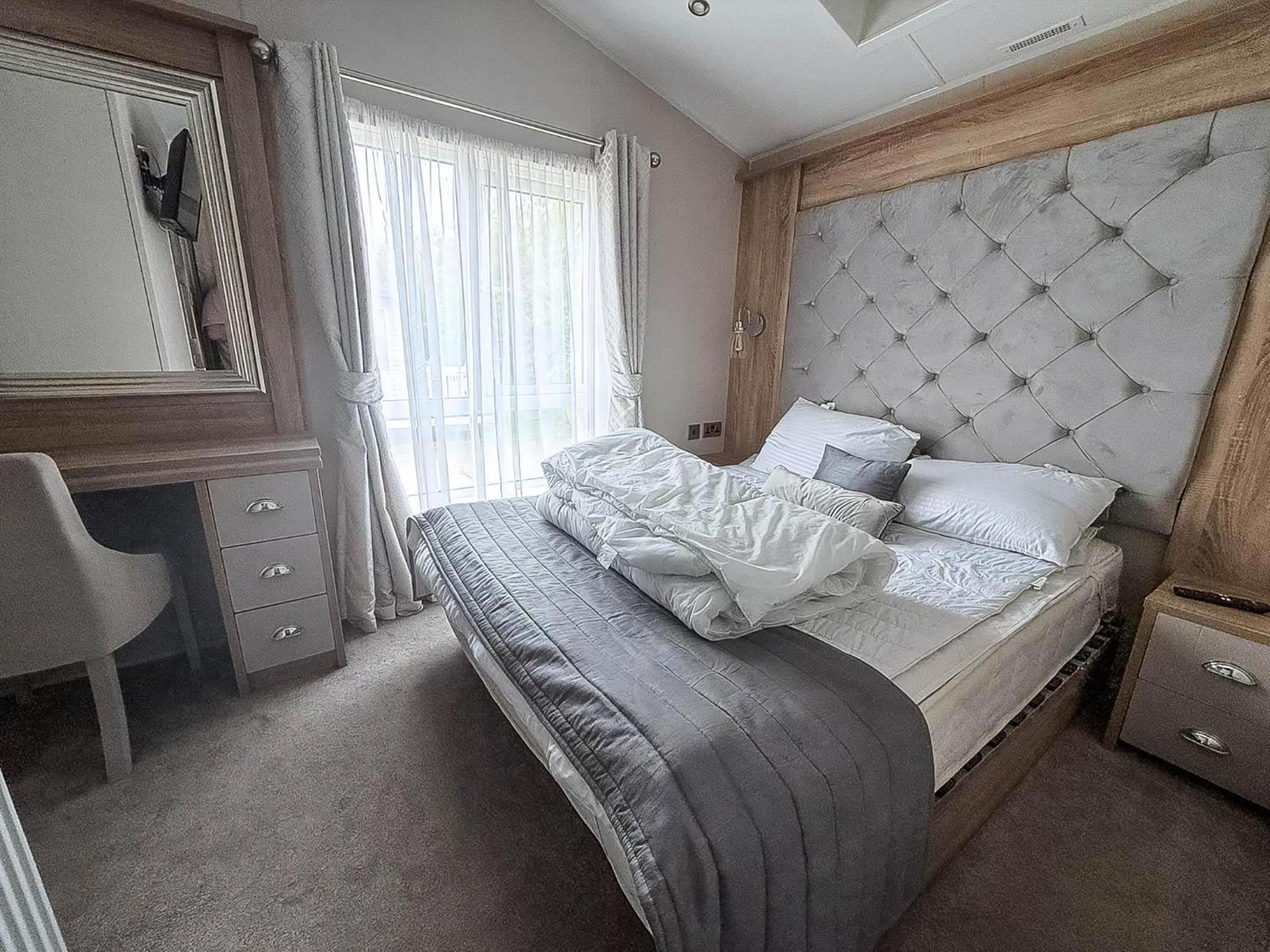 Beautiful Lodge With Full Sea Views At Broadland Sands In Suffolk Ref 20235Bs Hopton on Sea Eksteriør billede